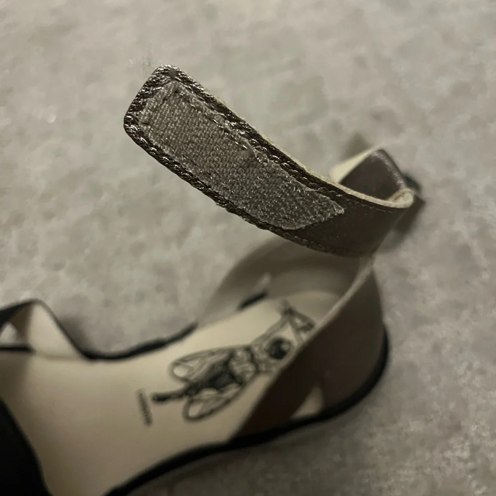 NWT London Fly Sandals - Picture 6 of 8